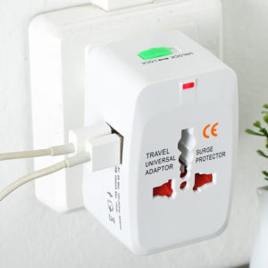 מתאם אוניברסלי לחשמל עם 2 חיבורי USB